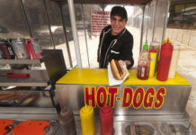 Toronto: Hot Dog Vendors Skeptical About Plans to Loosen Regulations on Street Food
