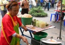 Bangkok, TH: Street Food Vendors in Bangkok, Thailand