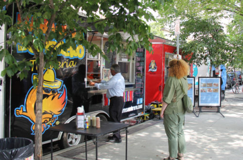 Metro/Bernice Pontanilla Winnipeggers line up for food trucks at the Winnipeg Fringe Festival.