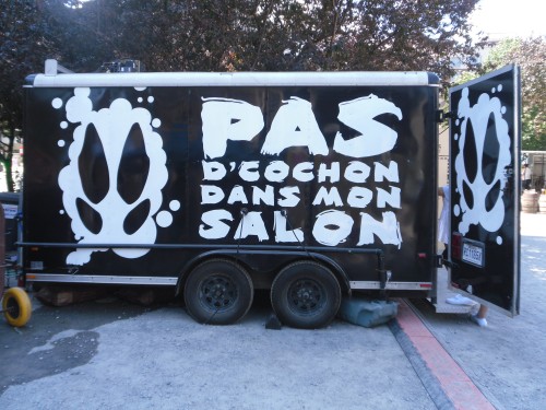 CAN-Montreal-Pas_d-cochon_dans_mon_salon-truck