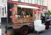 New York, NY: Street Eats – NY Style Mac & Cheese Steak