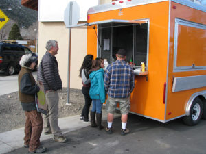 Lines formed quickly during Ohanas395's opening day! Photo by Elin Ljung.
